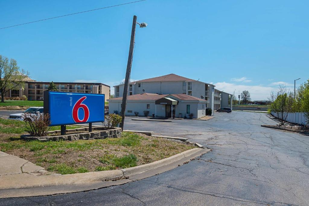 Motel 6-Blue Springs, MO photo 1