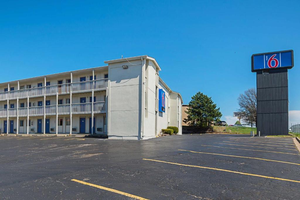 Motel 6-Blue Springs, MO image