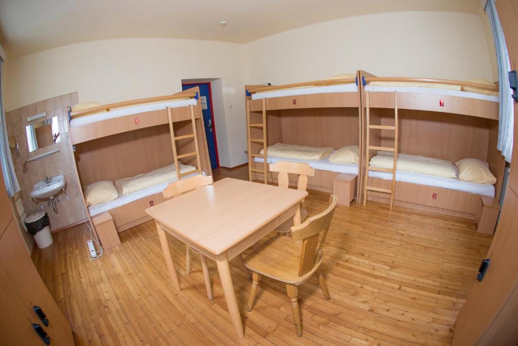 Номер (Кровать в общем 6-местном номере), YoHo - International Youth Hostel