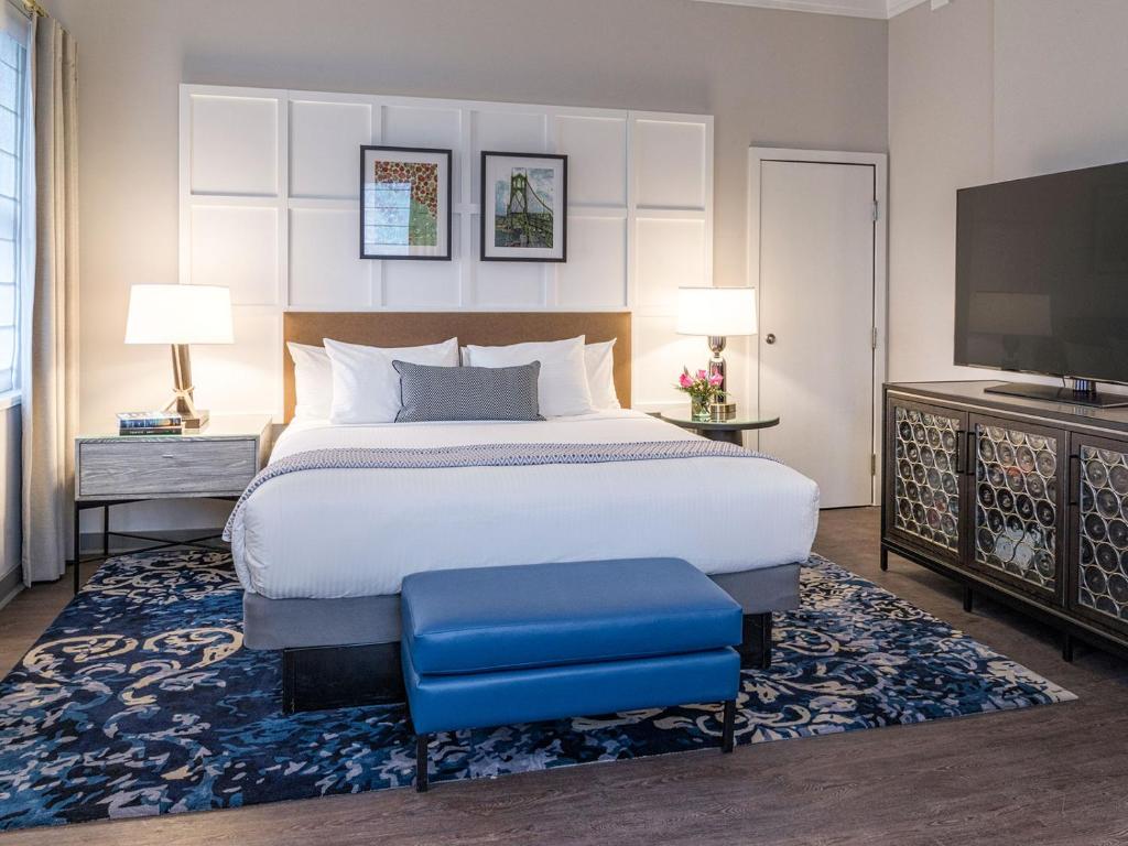 Сьюит (Угловой номер с кроватью размера «king-size»), The Heathman Hotel