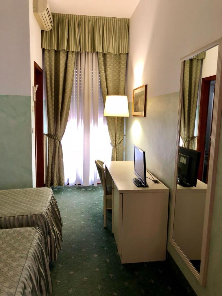 Hotel Internazionale - Tap to explore photos