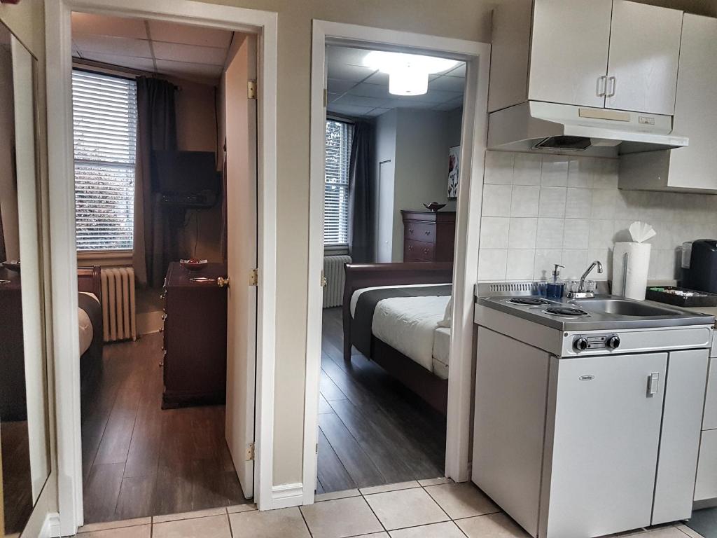 Cozy 2-Bedroom Apartment #25 by Amazing Property Rentals photo 3