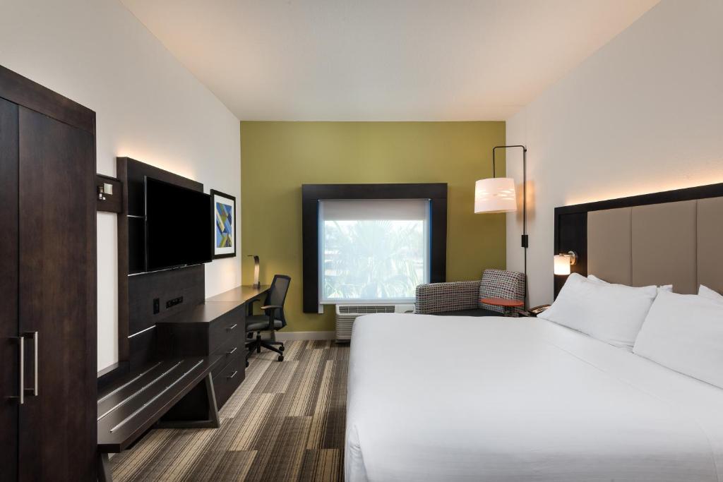 Holiday Inn Express & Suites Lakeland South, an IHG Hotel photo 1