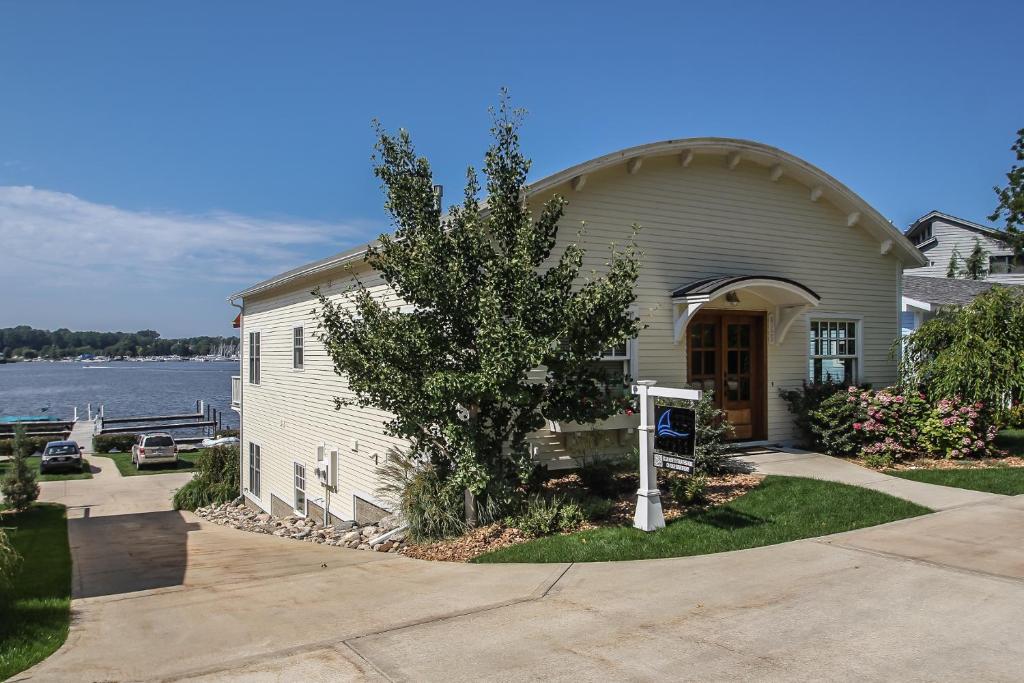 Lay By The Bay photo 1