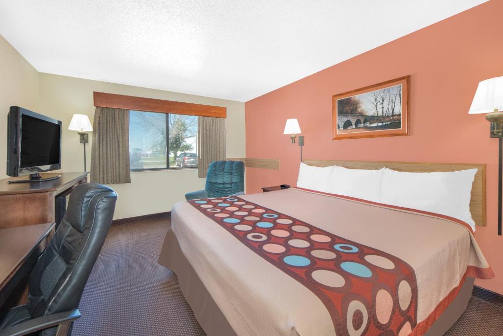 Super 8 by Wyndham Ottumwa - Tap to explore photos