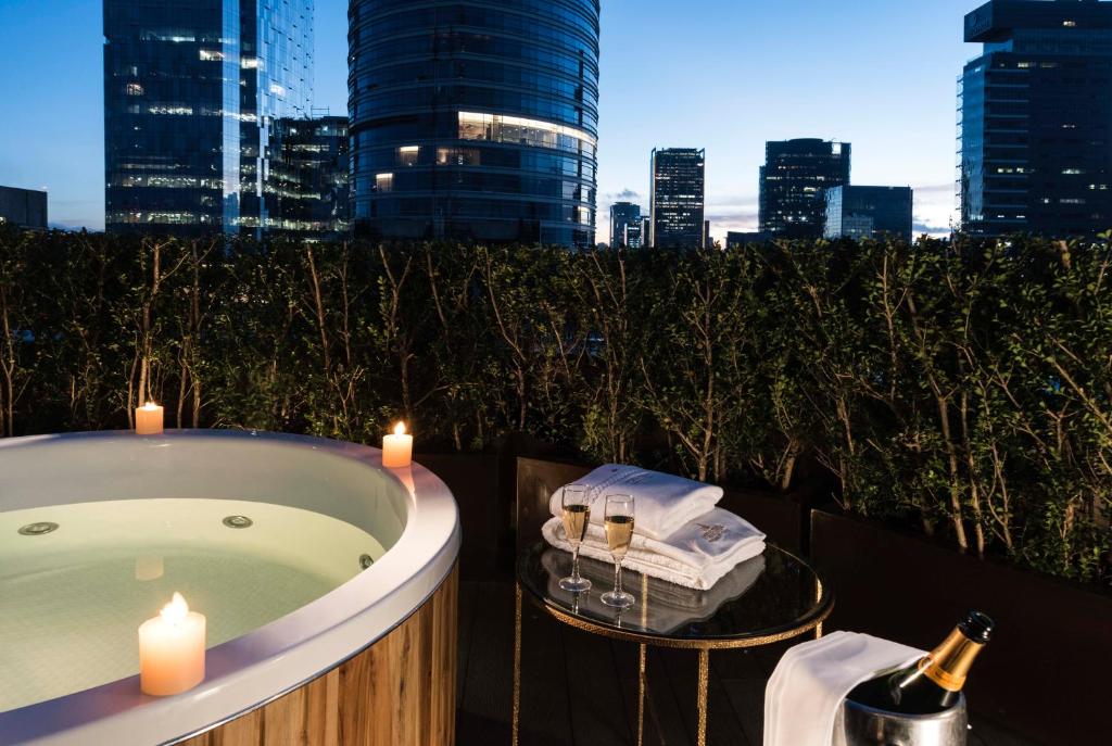 Сьюит (Люкс с кроватью размера «king-size» и гидромассажной ванной), Marquis SkySuites
