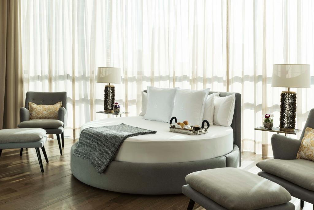 Сьюит (Люкс с кроватью размера «king-size» и гидромассажной ванной), Marquis SkySuites