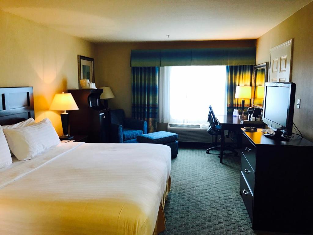 Holiday Inn Express Fort Bragg, an IHG Hotel photo 4
