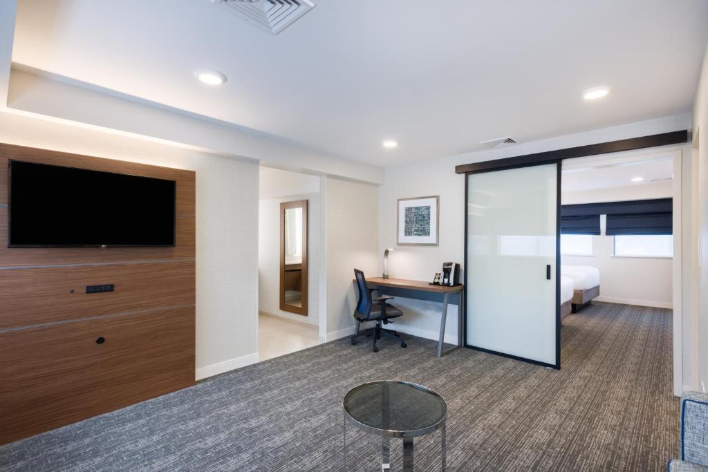 Holiday Inn Express Boston-Waltham, an IHG Hotel photo 3