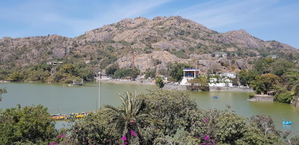 Lavish rooms with amazing views of Nakki Lake photo 3
