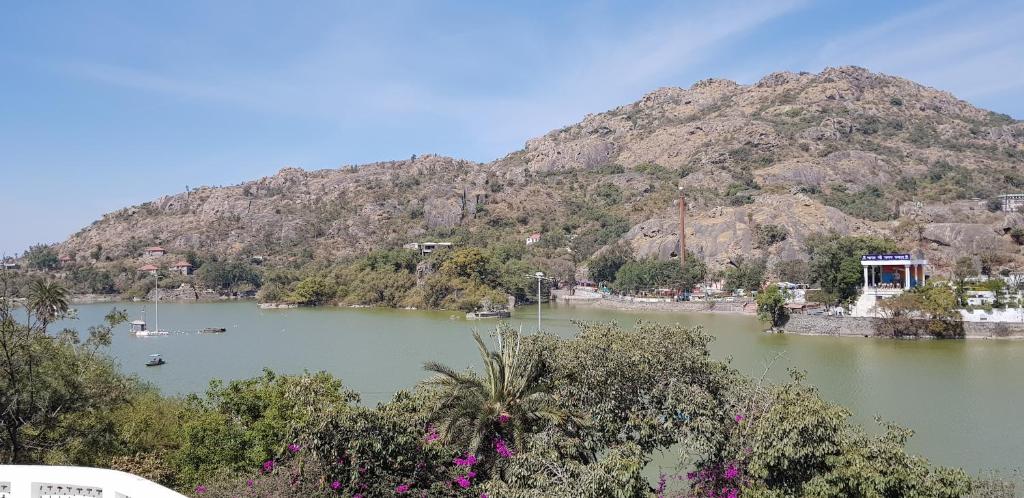 Lavish rooms with amazing views of Nakki Lake photo 2