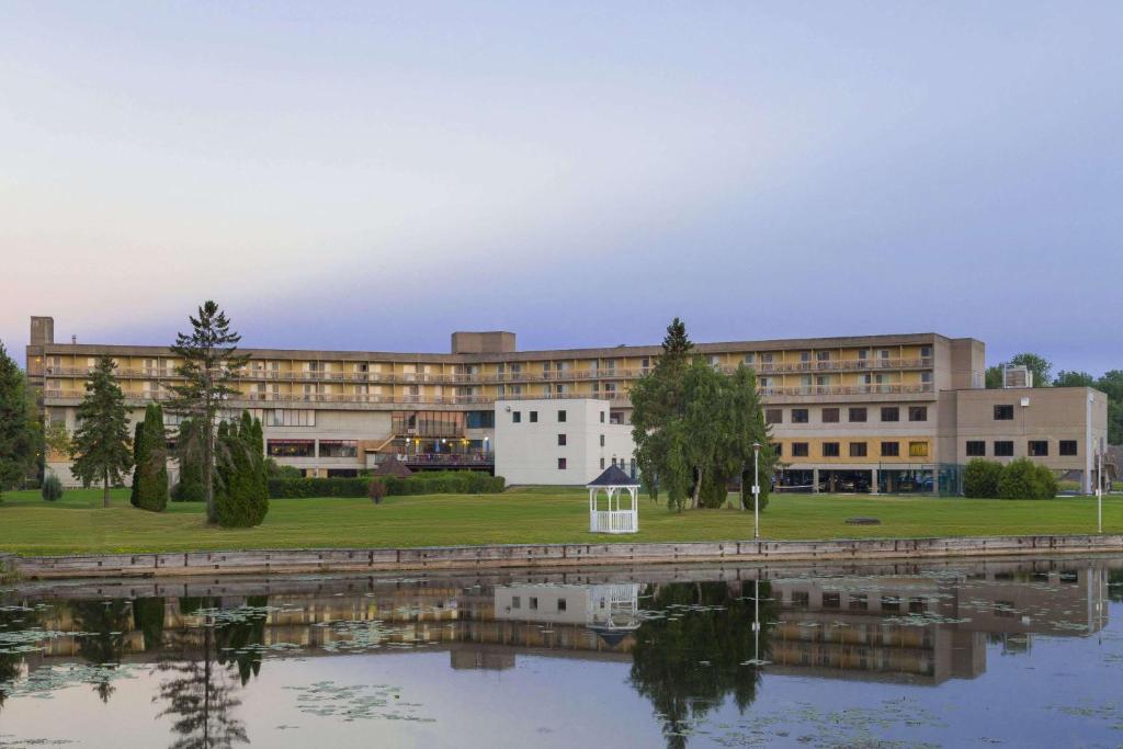 Ramada by Wyndham Belleville Harbourview Conference Center photo 1