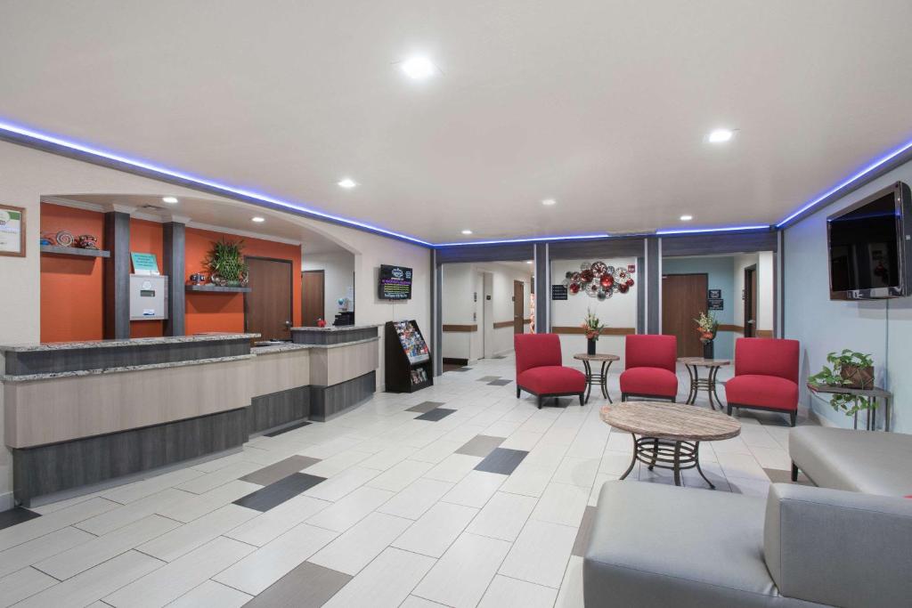 Super 8 by Wyndham Claremore OK photo 2