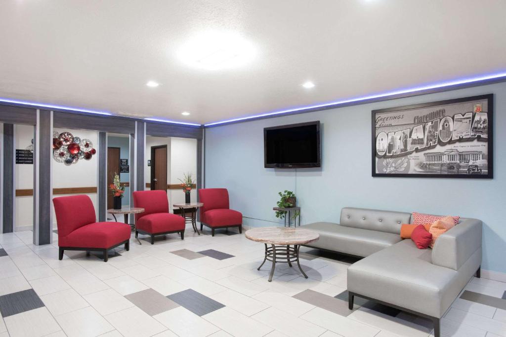 Super 8 by Wyndham Claremore OK photo 3