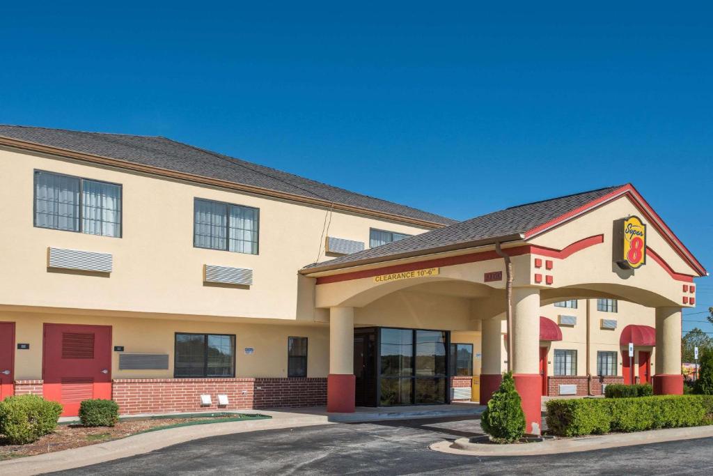 Super 8 by Wyndham Claremore OK photo 1