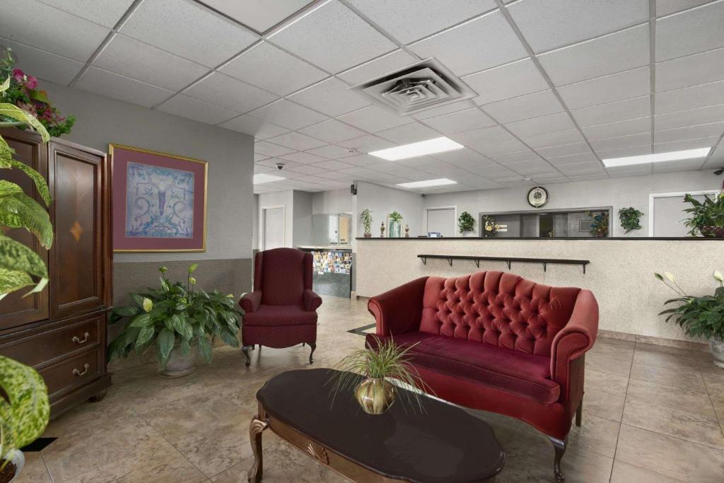 Howard Johnson by Wyndham Winter Haven FL photo 1