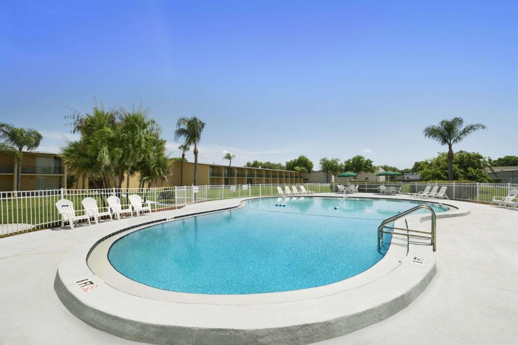 Howard Johnson by Wyndham Winter Haven FL photo 3