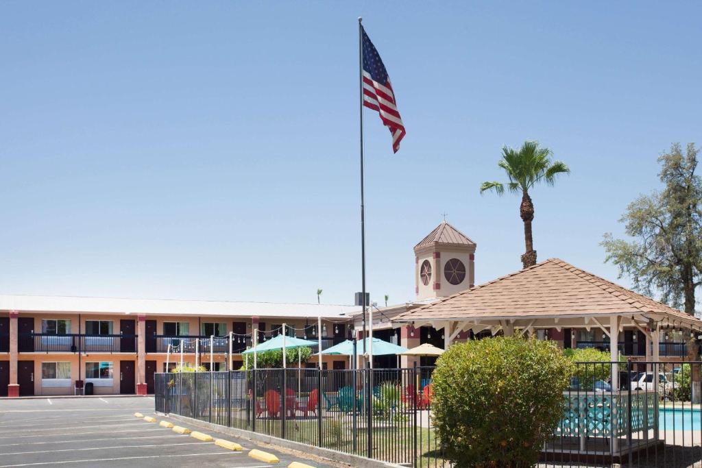 Howard Johnson by Wyndham Yuma image