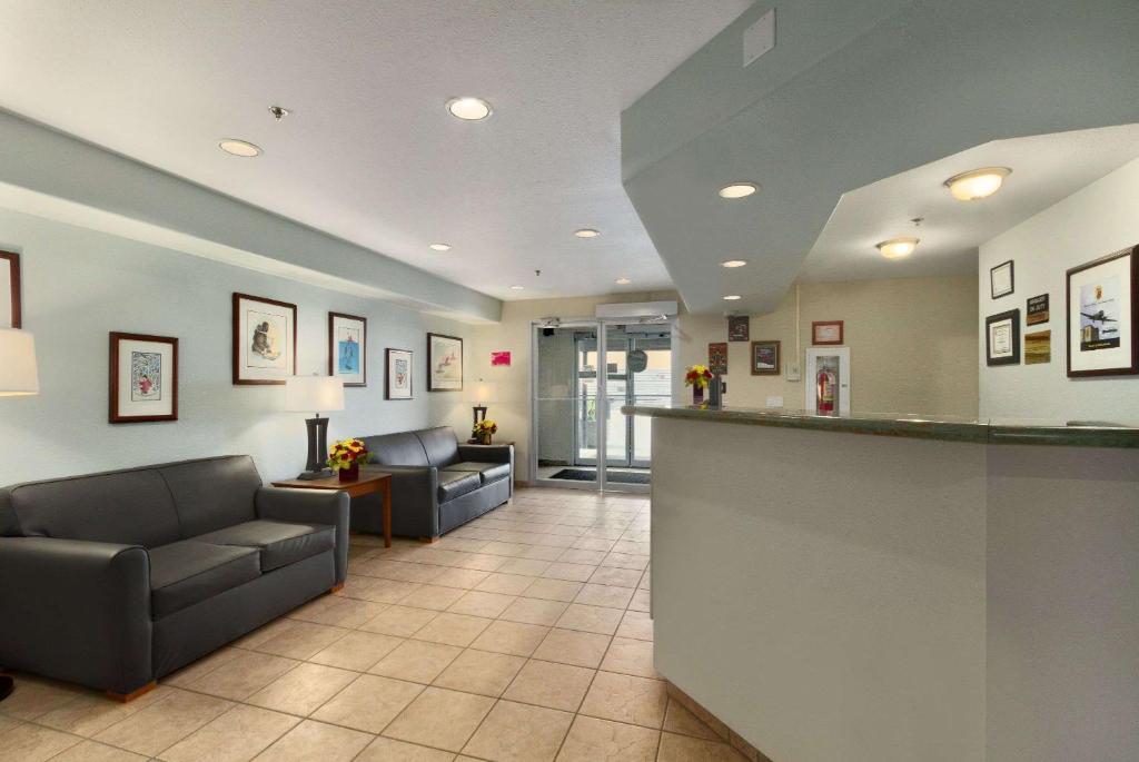Super 8 by Wyndham Yellowknife photo 1