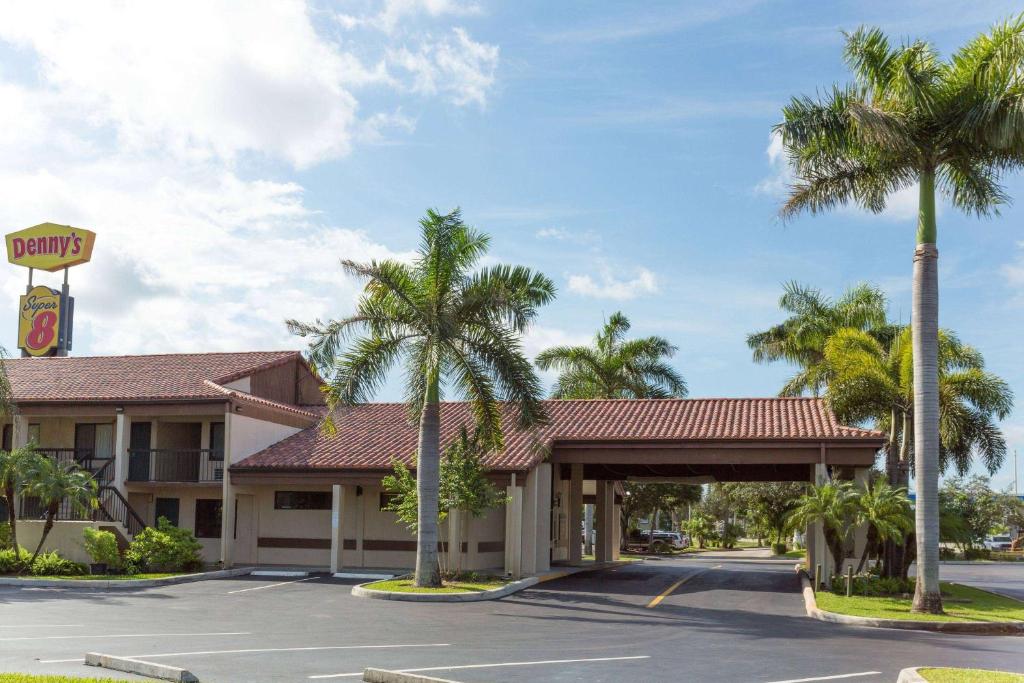 Super 8 by Wyndham Riviera Beach West Palm Beach image