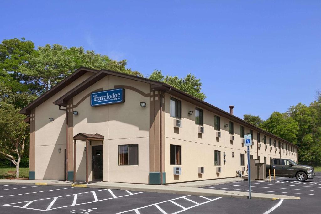 Travelodge by Wyndham Muskegon image