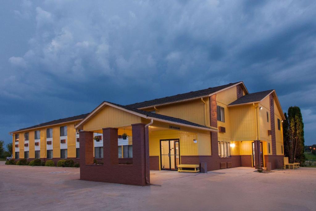 Super 8 by Wyndham Anamosa IA image