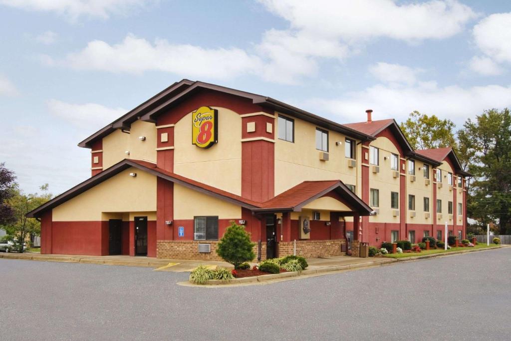 Super 8 by Wyndham Richmond Airport VA image