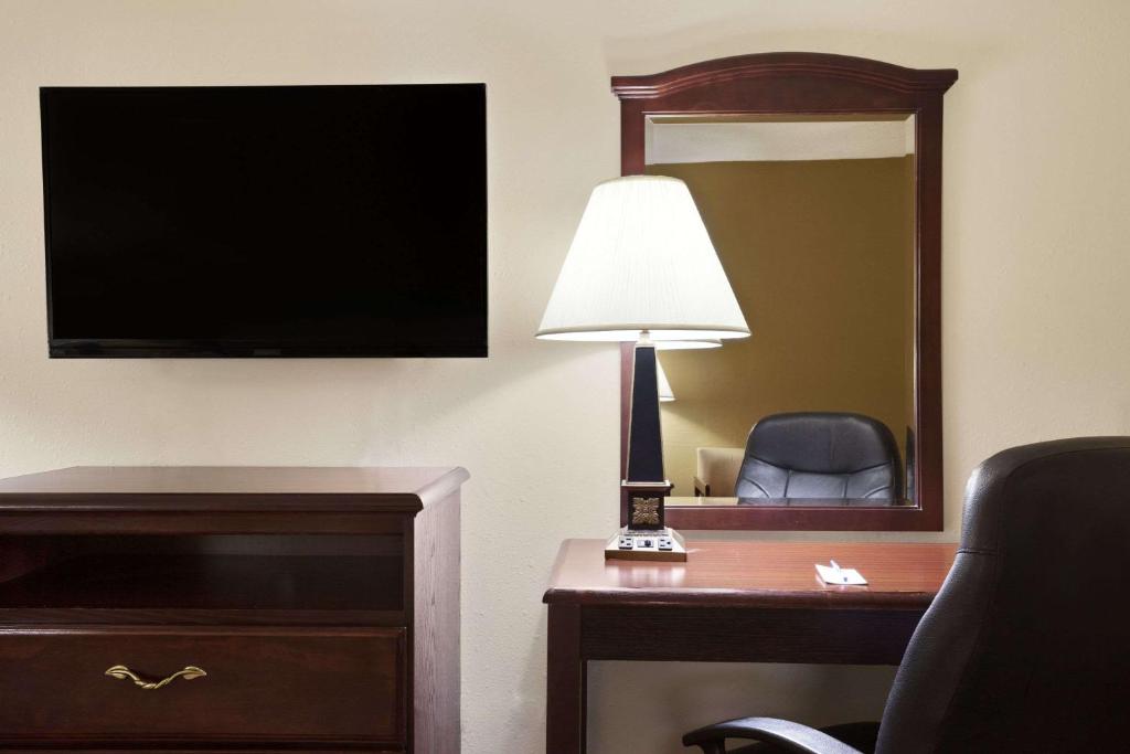 Travelodge by Wyndham La Porte/Michigan City Area photo 3