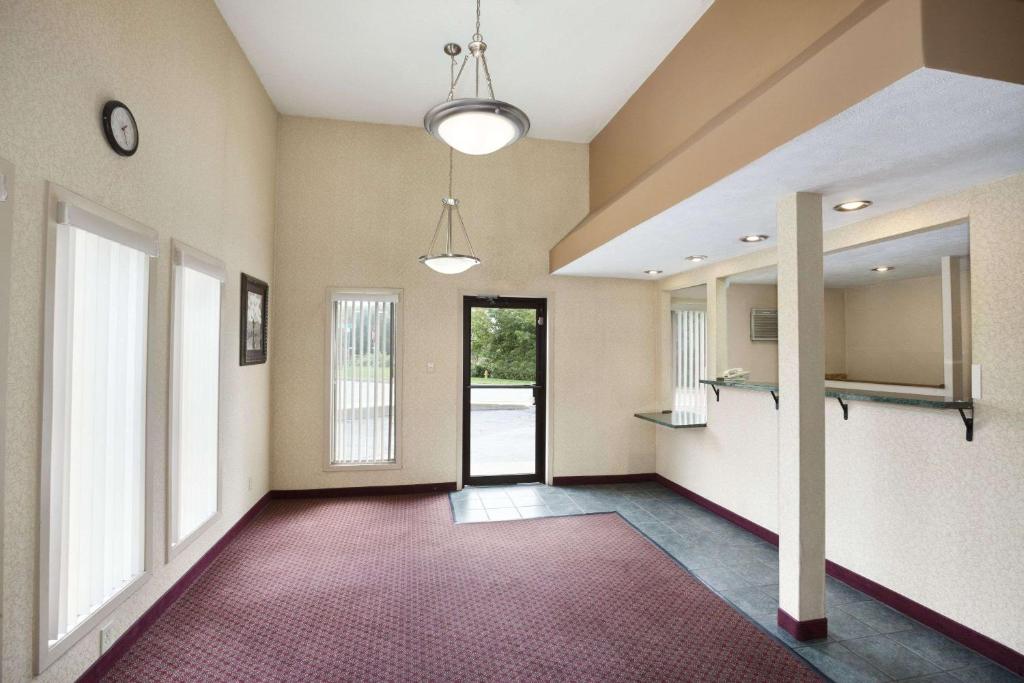 Travelodge by Wyndham La Porte/Michigan City Area photo 2