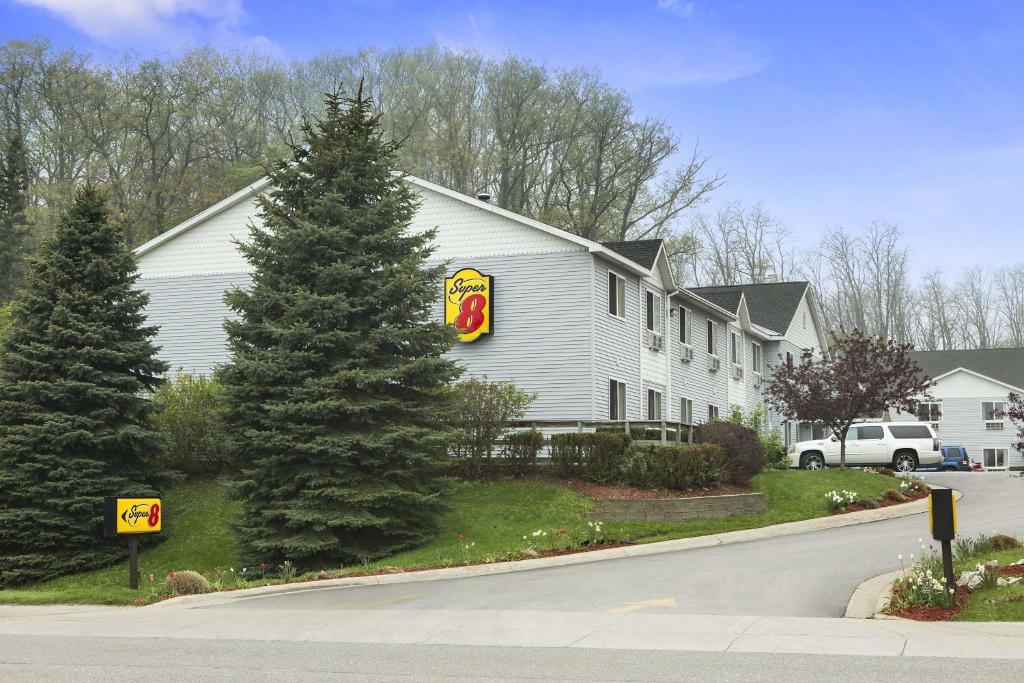 Super 8 by Wyndham Manistee image
