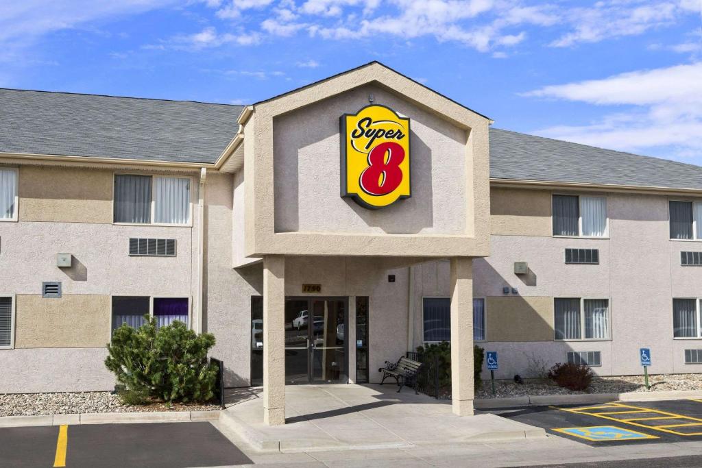 Super 8 by Wyndham Colorado Springs Airport image