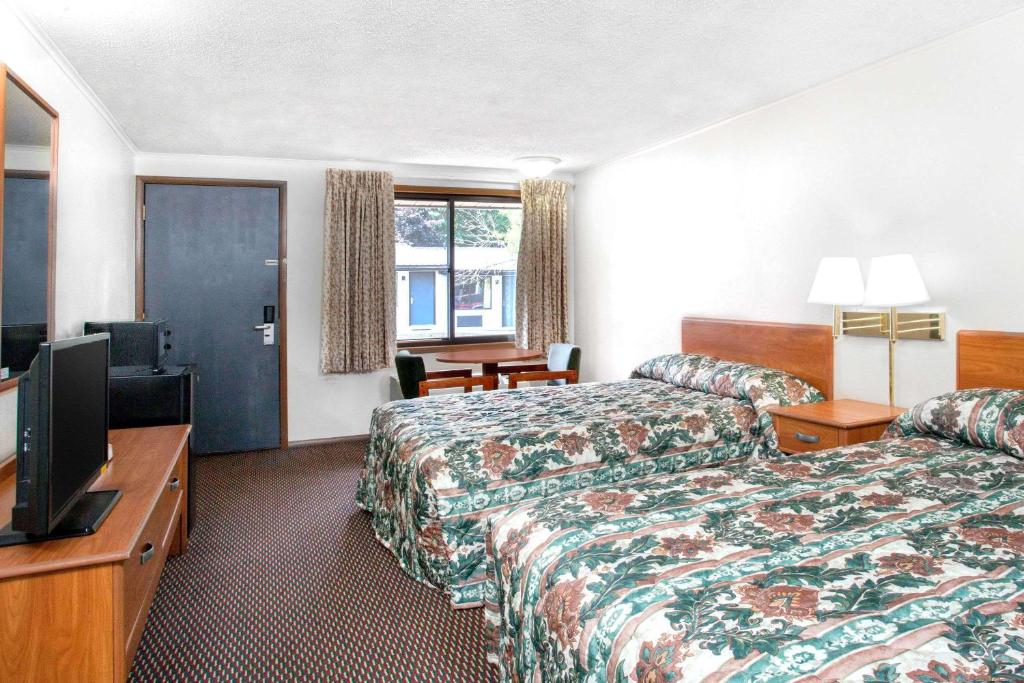 Knights Inn Pittston image