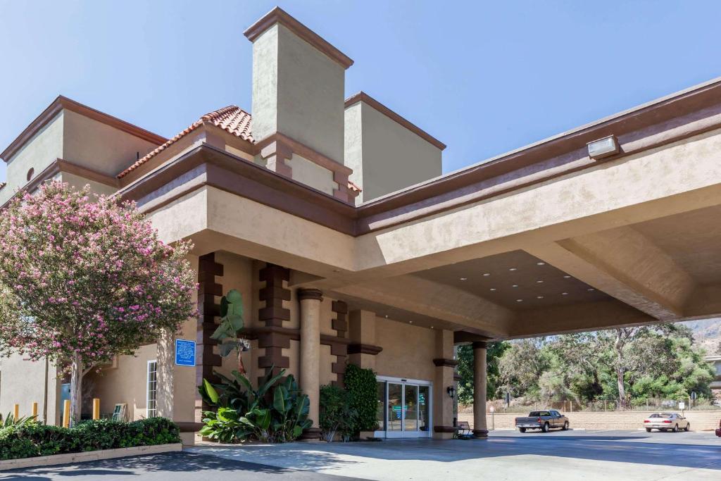 Travelodge by Wyndham Sylmar CA image