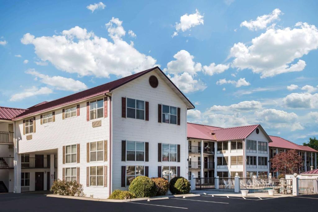 Super 8 by Wyndham Sevierville Riverside image