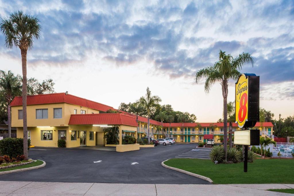 Super 8 by Wyndham Sarasota Near Siesta Key photo 1