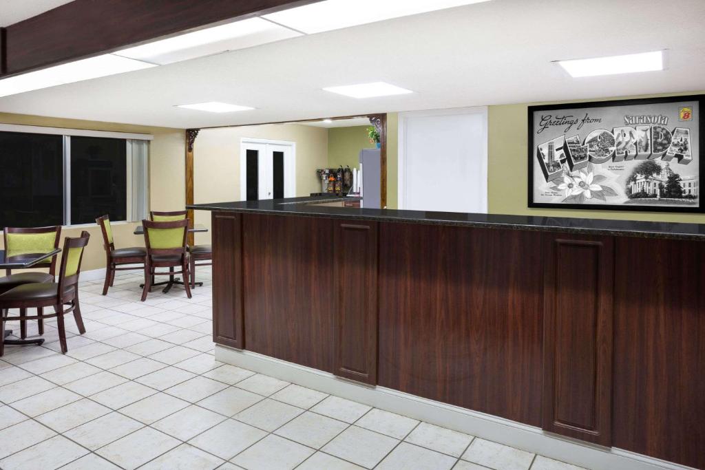 Super 8 by Wyndham Sarasota Near Siesta Key photo 3