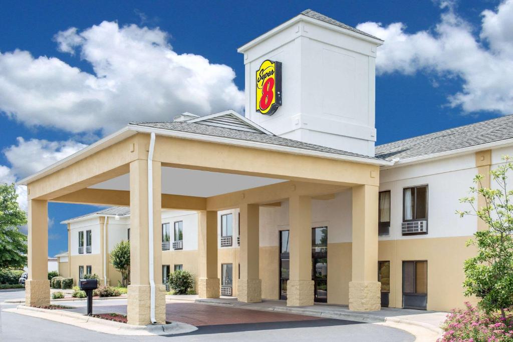 Super 8 by Wyndham Clemmons/Winston-Salem Area I-40 image
