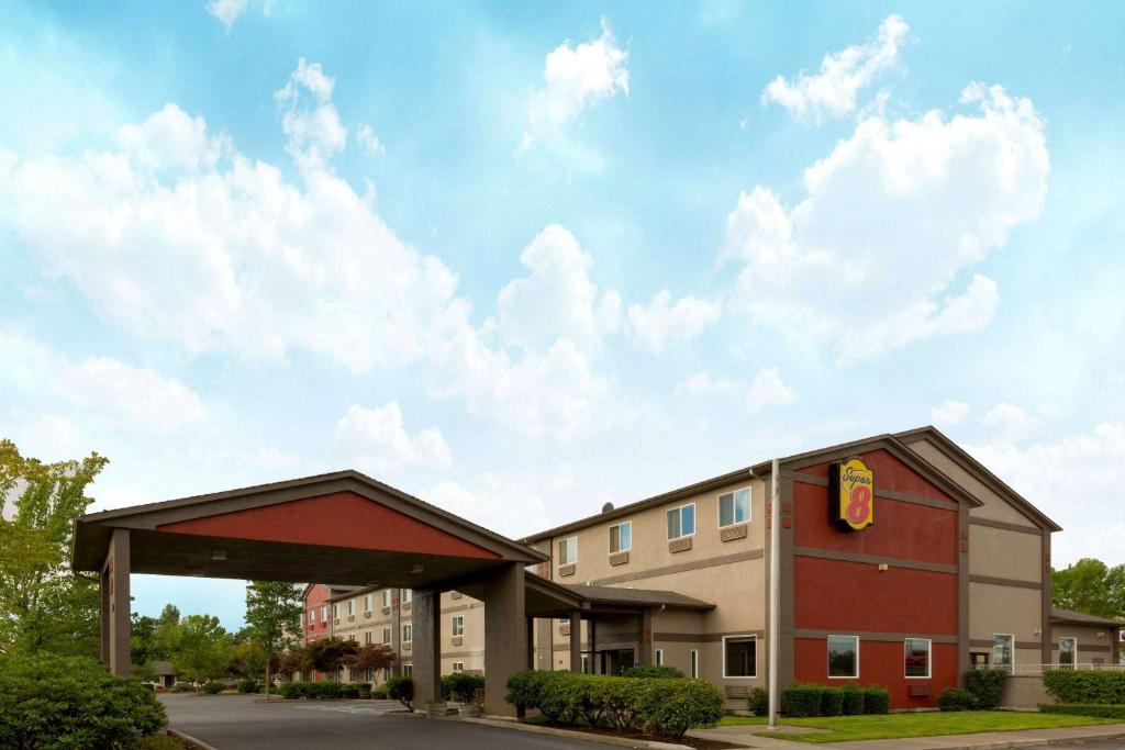 Super 8 by Wyndham Woodburn image