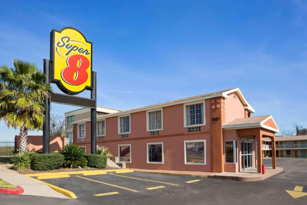 Super 8 by Wyndham Austin Downtown/Capitol Area photo 2