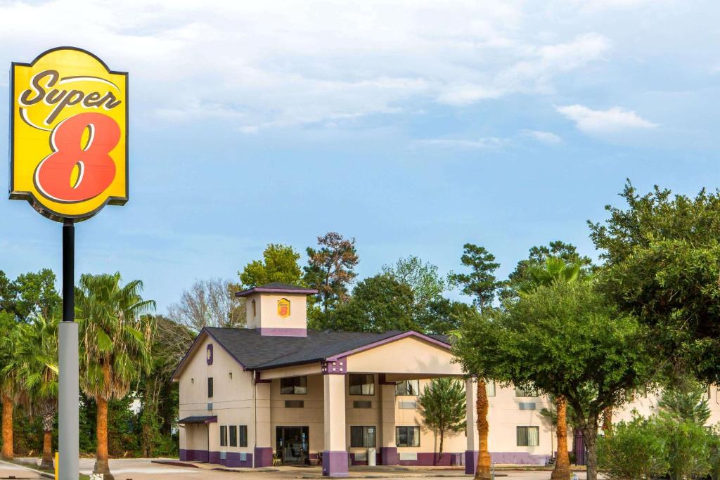 Super 8 by Wyndham Cleveland TX image