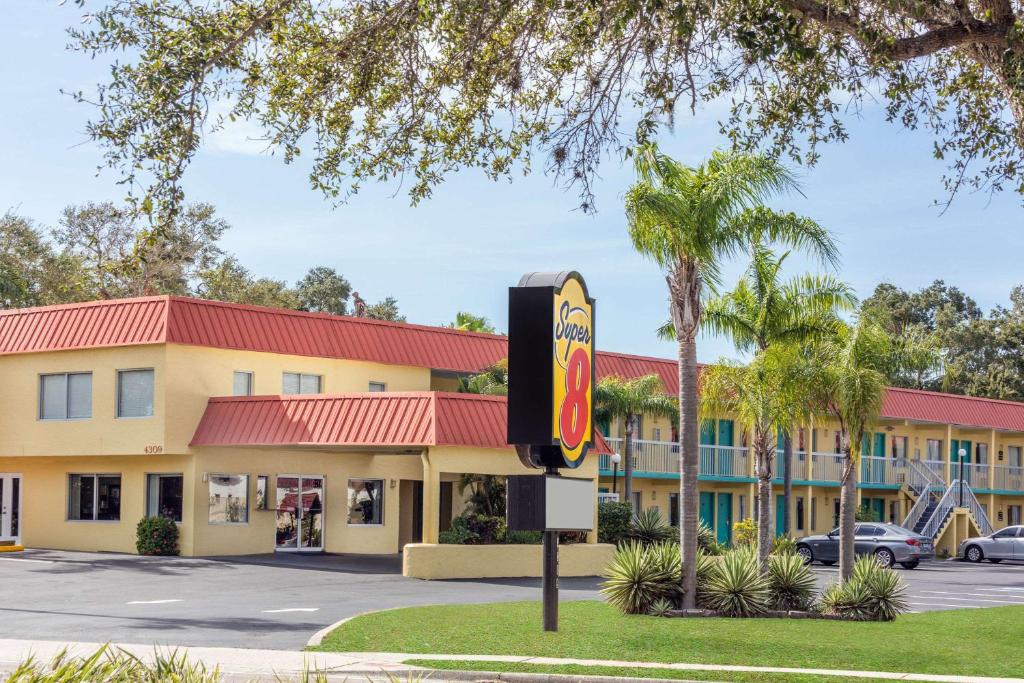 Super 8 by Wyndham Sarasota Near Siesta Key photo 2