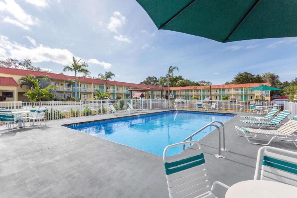 Super 8 by Wyndham Sarasota Near Siesta Key photo 4