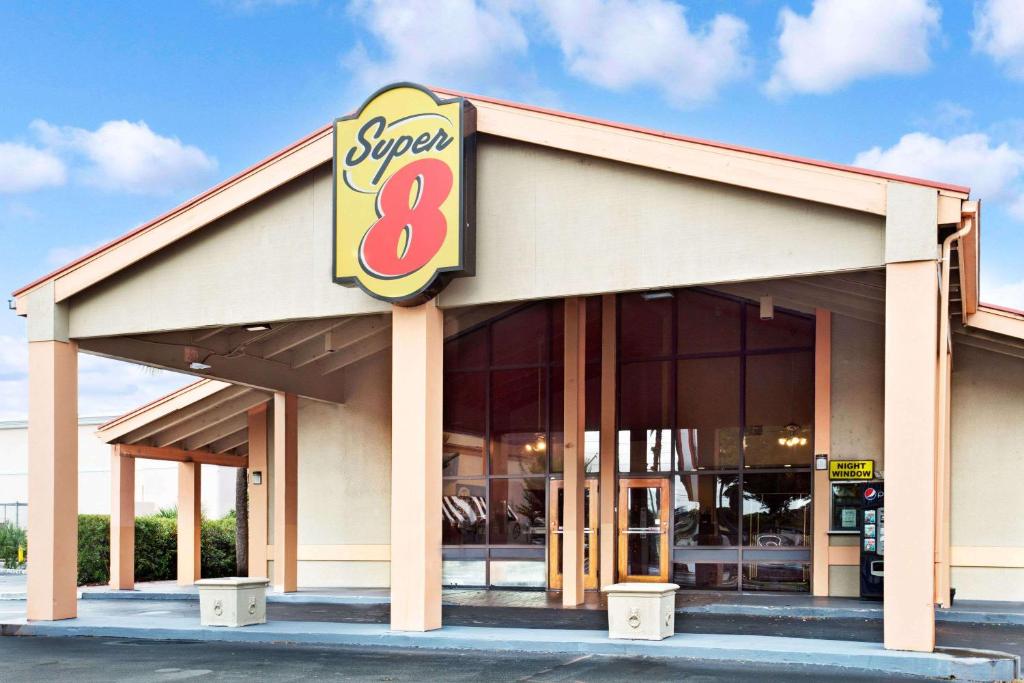 Super 8 by Wyndham Kissimmee/Maingate/Orlando Area image