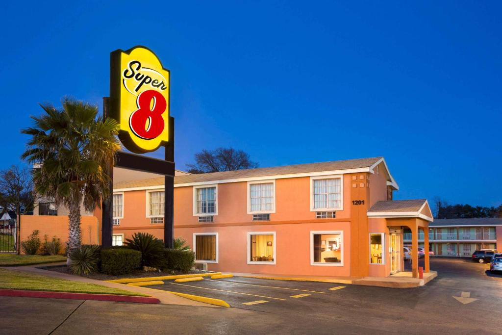 Super 8 by Wyndham Austin Downtown/Capitol Area photo 1