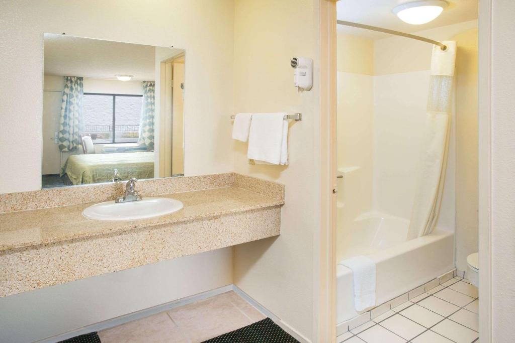 Travelodge by Wyndham Indio photo 2