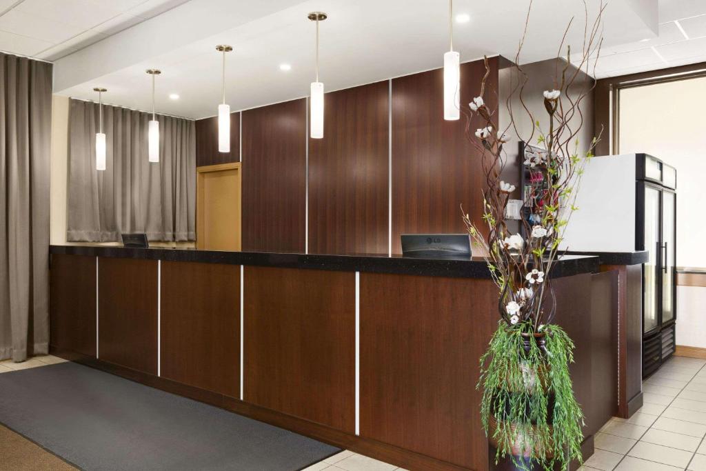 Travelodge by Wyndham Edmonton West photo 1