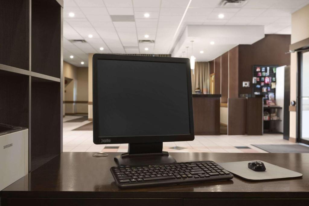 Travelodge by Wyndham Edmonton West photo 3