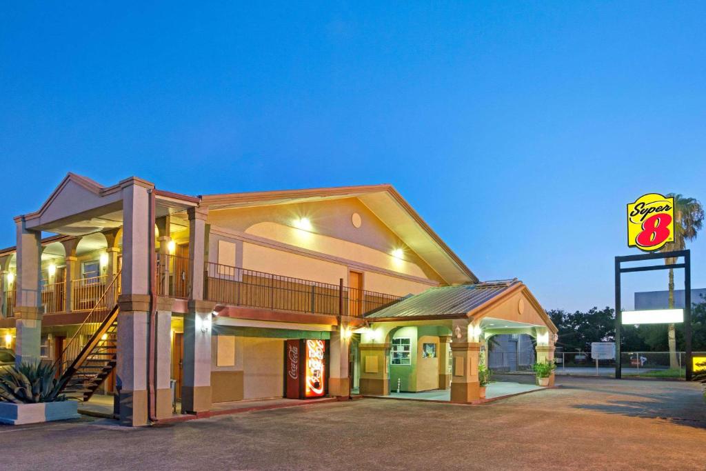 Super 8 by Wyndham La Marque TX/Texas City Area image