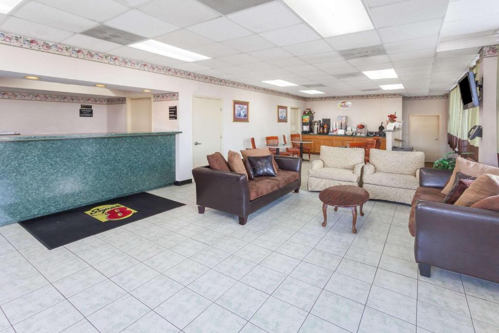 Super 8 by Wyndham Manassas photo 2