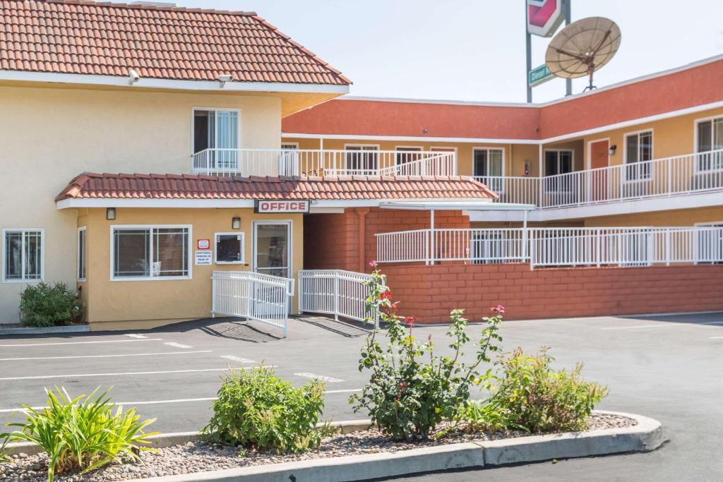 Super 8 by Wyndham Azusa image